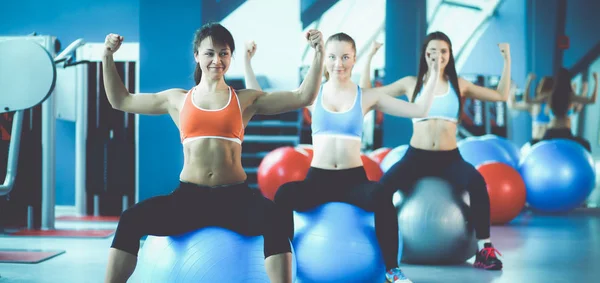 Grupa osób w klasie Pilates na siłowni — Zdjęcie stockowe