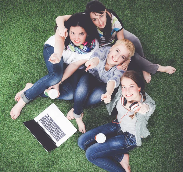 集团的年轻学生在一起使用的便携式计算机 — 图库照片