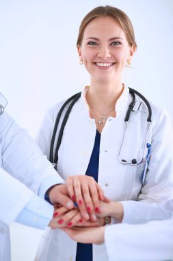 Kadın doktor hastanede steteskopla dikiliyor. Kadın doktor