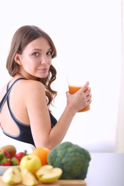 Resepsiyon ile meyve ve meyve suyu ile gözlük mutfakta oturan kız.