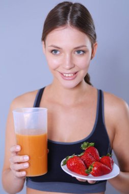 Vejetaryen sebze salatasıyla gülümseyen genç bir kadının portresi..