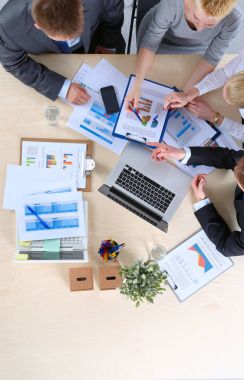 Oturma ve iş toplantısında tartışırken iş adamları. İş adamları .