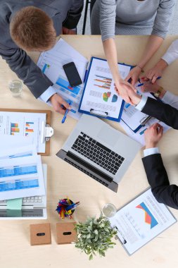 Oturma ve iş toplantısında tartışırken iş adamları. İş adamları .