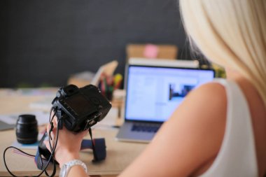 Genç fotoğrafçı ve iş yerinde grafik tasarımcı