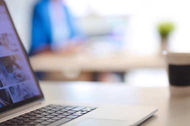 Masada dizüstü bilgisayarı olan kadın..