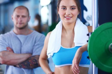 Güzel kadın onu antrenman ör ile egzersiz jimnastik salonu. Güzel kadın. Spor salonu