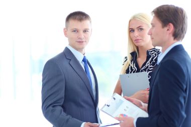 İş adamları toplantıdan sonra el sıkışıyor .