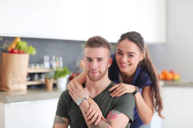 Güzel genç çift evde mutfakta eğleniyor.