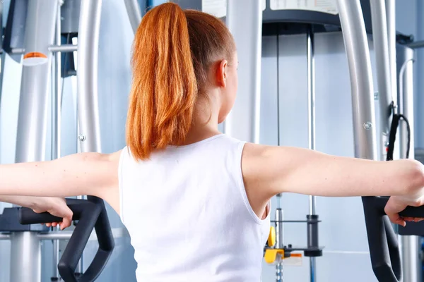 Schöne Mädchen in der Turnhalle, die auf Turnschuhen trainiert. schönes Mädchen — Stockfoto