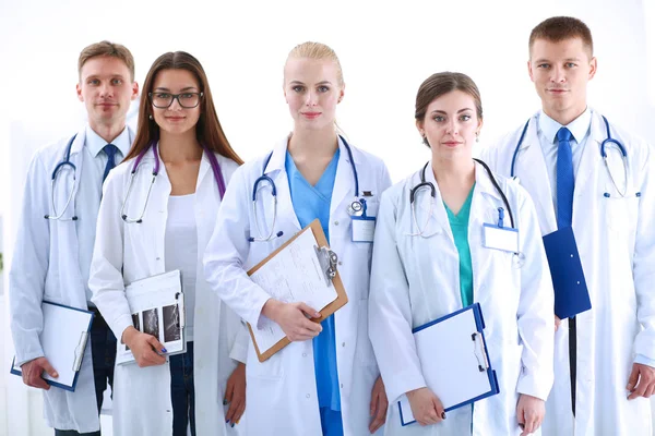 Retrato de un grupo de colegas sonrientes del hospital de pie juntos. Médicos. —  Fotos de Stock