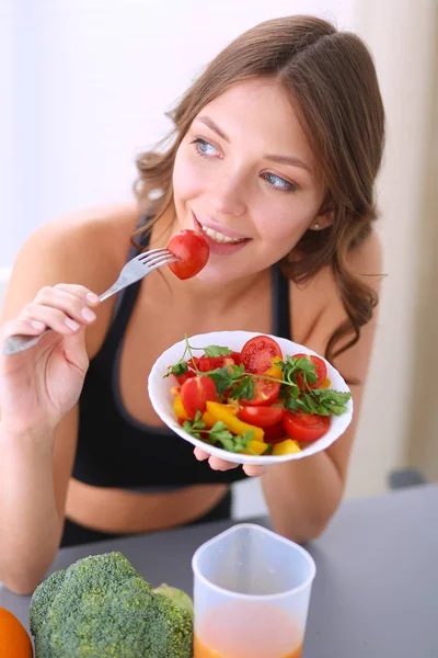 Porträt einer lächelnden jungen Frau mit vegetarischem Gemüsesalat. — Stockfoto