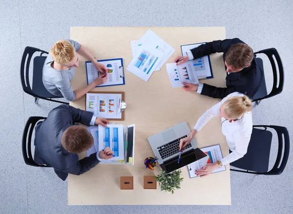 Oturma ve iş toplantısında tartışırken iş adamları. İş adamları .