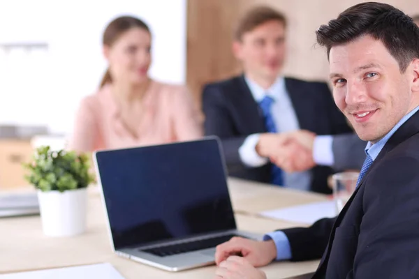 Gente de negocios sentada y discutiendo en reunión de negocios — Foto de Stock