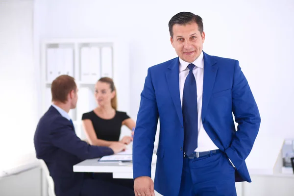 Porträtt av en vacker affärskvinna står i office med kollegor . — Stockfoto