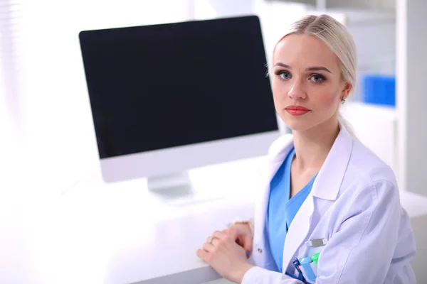 Dottore e paziente discutono di qualcosa mentre sono seduti al tavolo. Medicina e concetto di assistenza sanitaria. Medico e paziente — Foto Stock