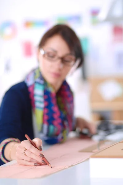 Dressmaker designa kläder mönster på papper . — Stockfoto