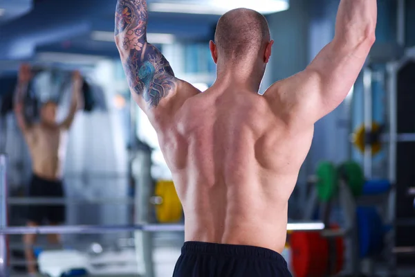 Culturista con barra de pesas en gimnasio. Culturista — Foto de Stock