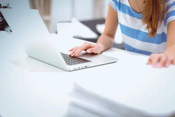 Vrouw met documenten zitten op het Bureau met laptop — Stockfoto