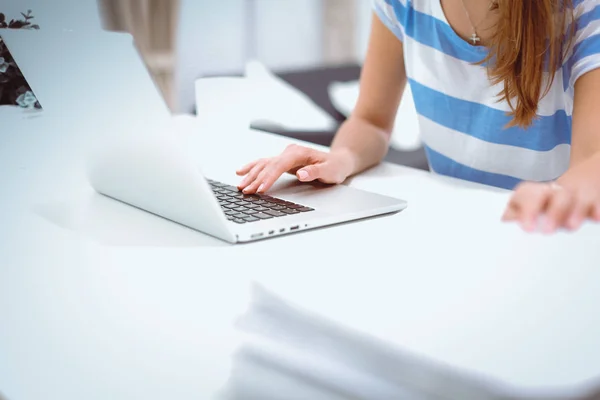 Mulher com documentos sentados na mesa com laptop — Fotografia de Stock