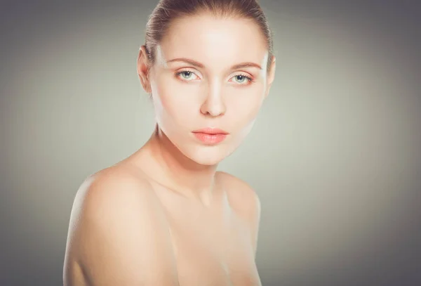 Retrato de mujer hermosa aislada sobre fondo gris —  Fotos de Stock