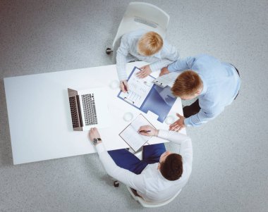 İş adamları tokalaşırken - TOPVIEW .