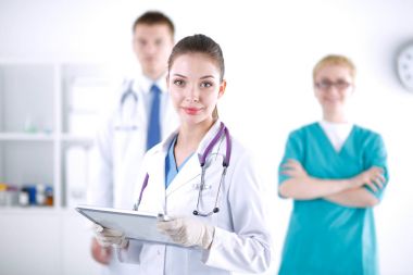 Klasör Hastanesi'nde ayakta doktor kadın. Kadın doktor