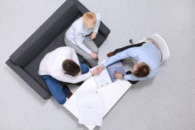 İş adamları tokalaşırken - TOPVIEW .