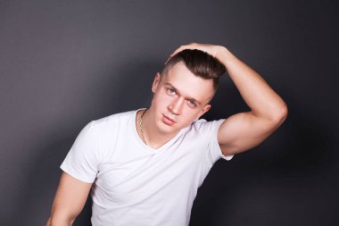 Studio moda portre genç adam