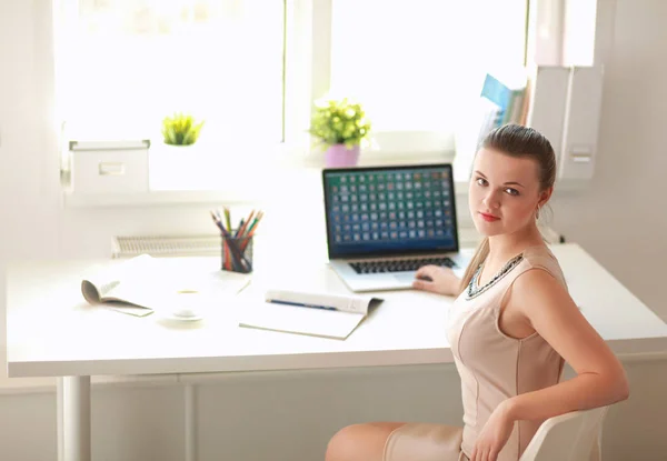 Žena s dokumenty na stole a notebooku — Stock fotografie