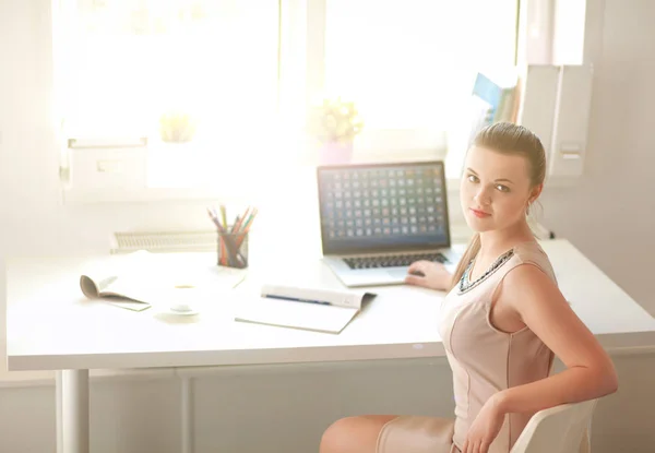 Donna con documenti seduta sulla scrivania e laptop — Foto Stock