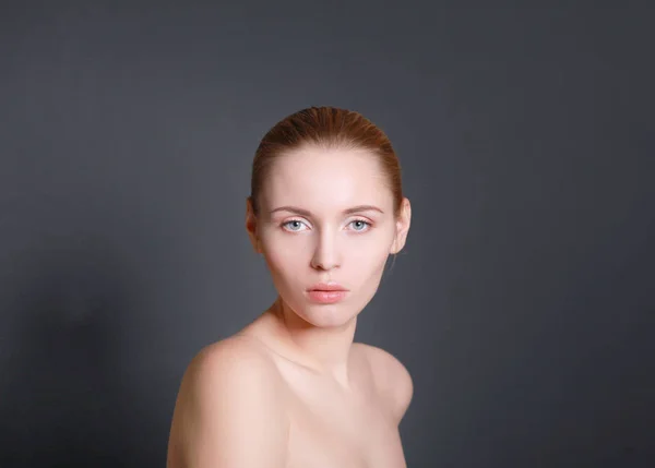 灰色の背景に隔離された美しい女性の肖像 — ストック写真