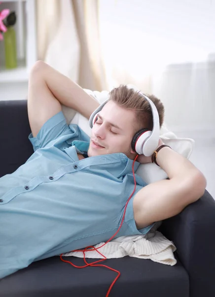 Man luisteren muziek met koptelefoon thuis — Stockfoto