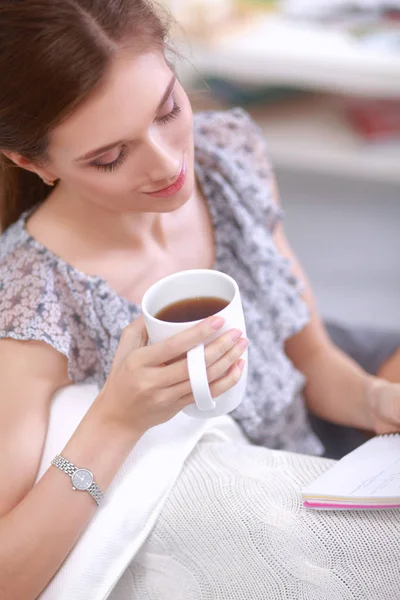 Atrakcyjna bizneswoman siedzi na biurku w biurze — Zdjęcie stockowe