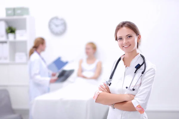 Jeune femme médecin debout à l'hôpital avec stéthoscope médical — Photo