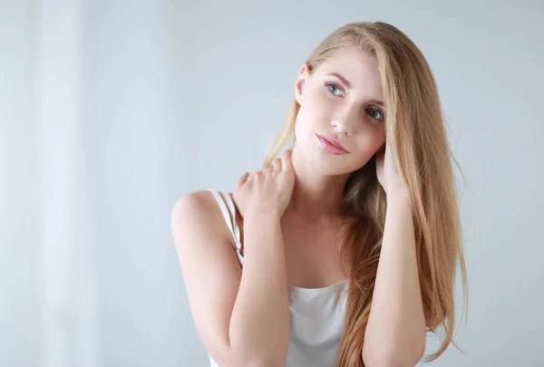 Retrato de mujer hermosa aislada sobre fondo gris — Foto de Stock