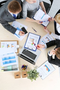 Oturma ve iş toplantısında tartışırken iş adamları. İş adamları .