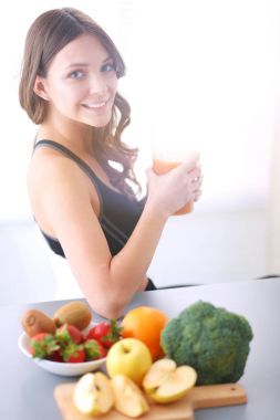 Resepsiyon ile meyve ve meyve suyu ile gözlük mutfakta oturan kız.