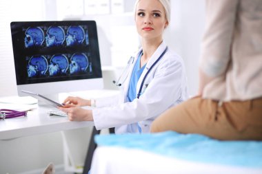 Doktor ve hasta masada otururken bir şey tartışıyorlar. Tıp ve sağlık hizmetleri kavramı. Doktor ve hasta.