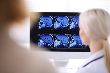 Doktor ve hasta masada otururken bir şey tartışıyorlar. Tıp ve sağlık hizmetleri kavramı. Doktor ve hasta.
