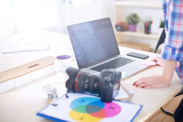 Na biurku z laptopem kobieta fotograf. Kobieta fotograf — Zdjęcie stockowe