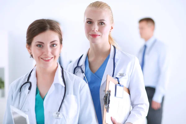 Jovem médico segurando um tablet pc. Jovem médico . — Fotografia de Stock