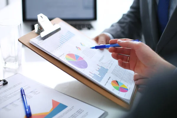 Geschäftsleute schütteln Hände, beenden ein Meeting. Geschäftsleute — Stockfoto