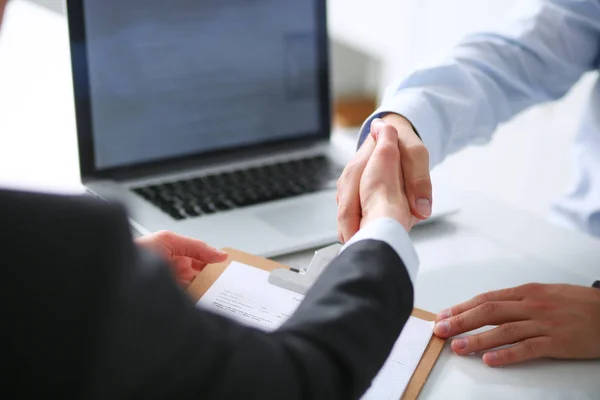 Ondernemers op het Bureau op kantoor zit. Ondernemers — Stockfoto