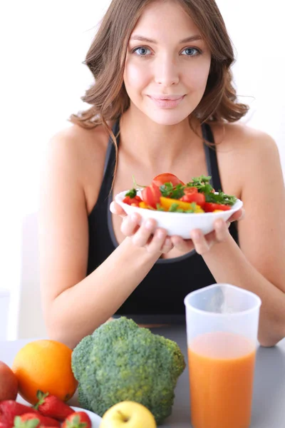 Porträtt av leende ung kvinna med vegetarisk grönsakssallad. — Stockfoto