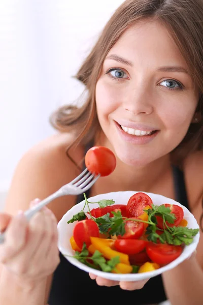 Портрет улыбающейся молодой женщины с вегетарианским овощным салатом. — стоковое фото