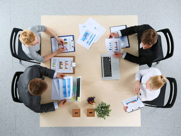 Oturma ve iş toplantısında tartışırken iş adamları. İş adamları .