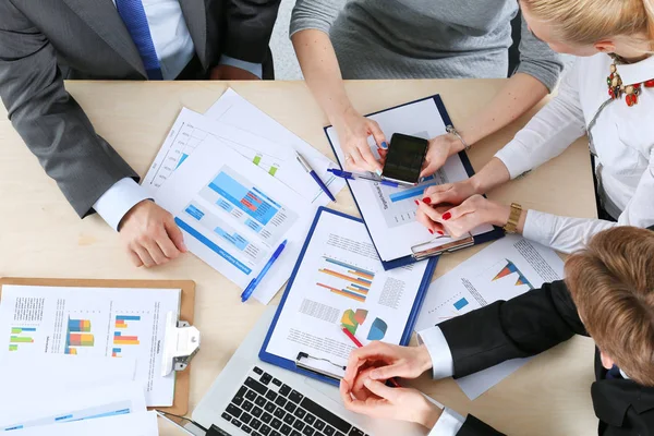 Oturma ve iş toplantısında tartışırken iş adamları. İş adamları .