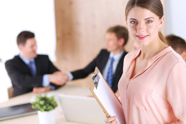 Gente de negocios sentada y discutiendo en reunión de negocios — Foto de Stock