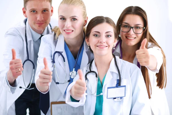 Портрет группы улыбающихся коллег из больницы, стоящих вместе. Врачи — стоковое фото