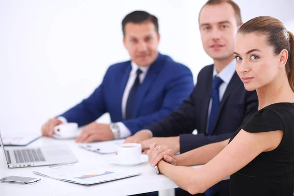 Gente de negocios sentada y discutiendo en reunión — Foto de Stock